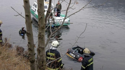 Tragická nehoda. Auto se zřítilo z mostu, řidič zemřel