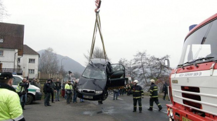 Smrtelná nehoda. Auto sjelo do řeky, řidič nepřežil převoz do nemocnice