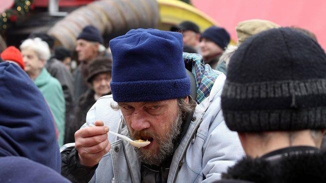 Lidé uctili památku umrzlých bezdomovců svícemi a tichem