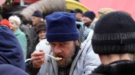 Lidé uctili památku umrzlých bezdomovců svícemi a tichem
