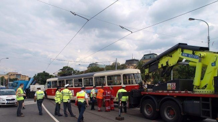 Jedenáctiletý chlapec byl zaklíněný pod tramvají. Zasáhli hasiči