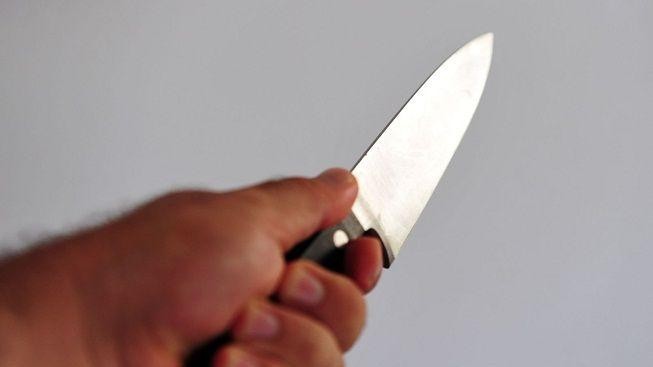 Mladík (18) napadl svou matku nožem a pořezal ji