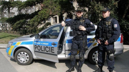 Falešný policista chtěl vykrást kamion s cigaretami. Řidič se ale nedal