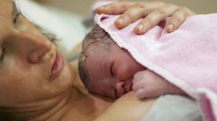 Desetiletá indiánka porodila zdravou holčičku, otci je asi 15 let