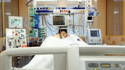 Muž dluží nemocnicím, k soudu se nechal přivézt sanitkou