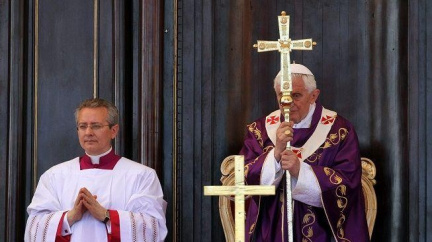 Papež Benedikt XVI. omyl nohy 12 mužům