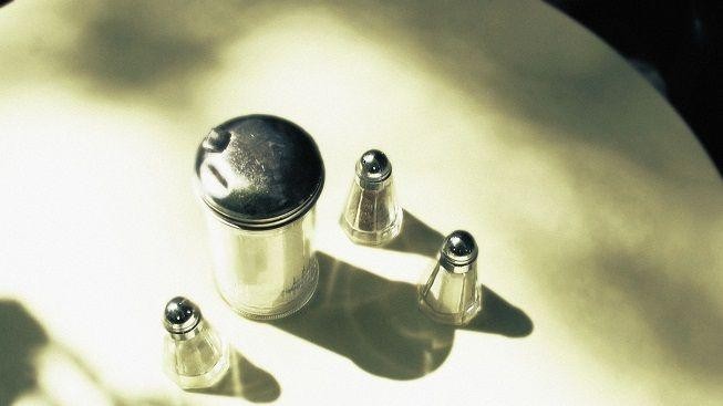 Polsko zemím EU zatajilo nebezpečí soli v potravinách. Samo výrobky stáhlo