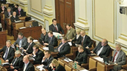 Předčasné volby by zmrazily navyšování důchodů, ale zároveň i daní