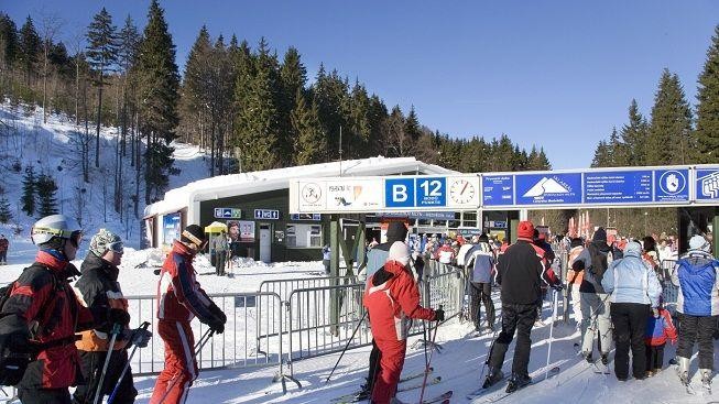 Na řadě sjezdovek je ještě sníh. A bude i o Velikonocích