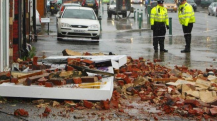 Desítky tisíc lidí jsou bez proudu! Nad Británií se přehnala vichřice