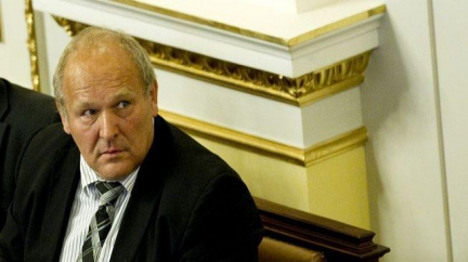 Odpadlík Huml. Veverky jsou jak opilá milenka? Tak to sedí. Sektáři