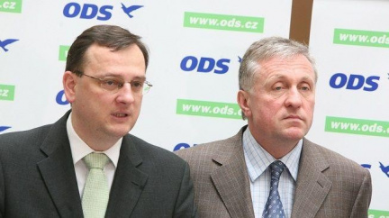 Nečas a Topolánek stojí před komisí! Vypovídají v kauze Janoušek - Bém