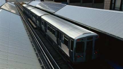 Drzí zloději ukradli napájecí kabely z trati. Vlaky nemohly jezdit