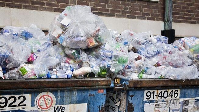 Město se topí v odpadcích. Popeláři stávkují již několik dnů