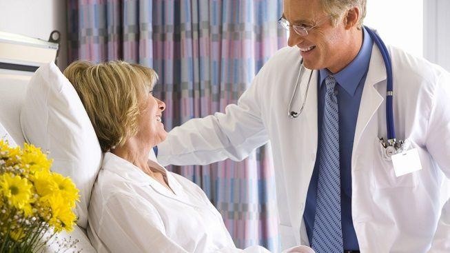 Lékař, který je obviněn ze znásilnění svých asistentek: Měly sex ve smlouvě