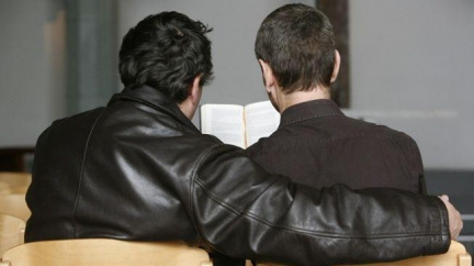 Policejní razie se soustředila na homosexuální literaturu v kostelích