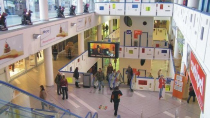 Mladík spadl z ochozu obchodního centra, je ve vážném stavu