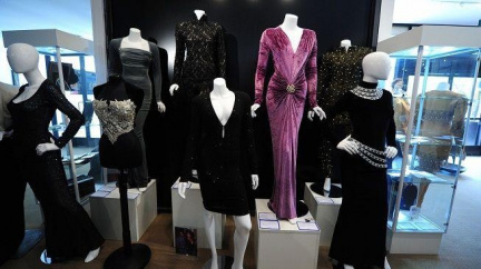 Šaty a šperky Whitney Houston se vydražily za 1,5 milionu