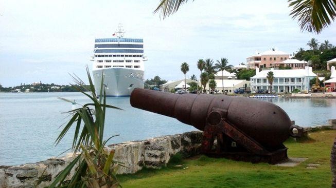 Loď s tisíci lidmi a poškozeným motorem u Filipín míří k přístavu