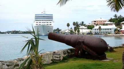 Loď s tisíci lidmi a poškozeným motorem u Filipín míří k přístavu