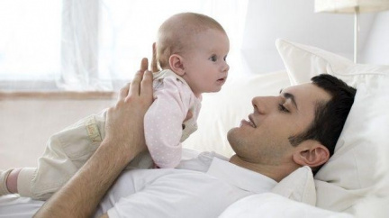 Mezery v zákoně se pokusilo využít desítky mužů k popření otcovství