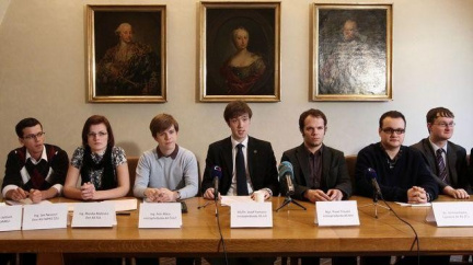 Rezignace senátora práv v Plzni: nelíbí se mu postoj studentské komory