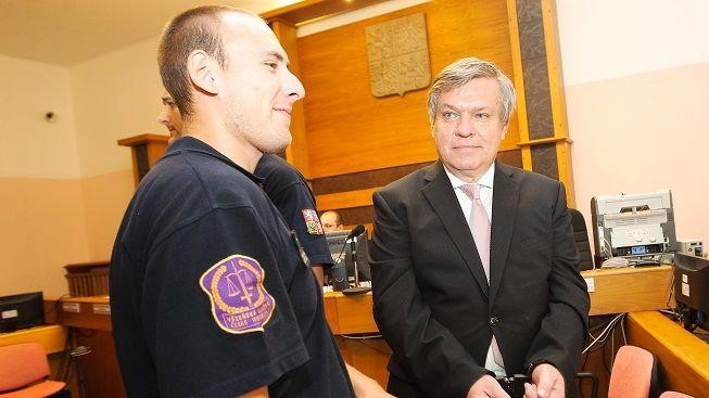 Soud s lékařem Bartákem se protáhne. Hrozí mu přísnější posouzení