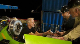 Režisér Titaniku se ponořil na nejhlubší místo na světě