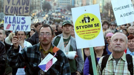 Začínají žluté čtvrtky, občané budou připínat visačky: Stydím se za vládu a Klause