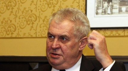 Zeman jde opět do útoku. V živém vysílání zesměšnil Nečasovu vládu