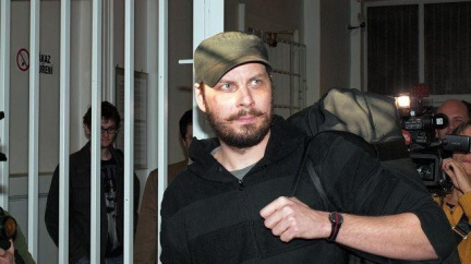 Týc opustil za velkého zájmu médií věznici, odjel z ní na motorce