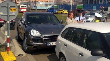 Janoušek se zřejmě skrývá před policií, aby mu nedoručila obvinění