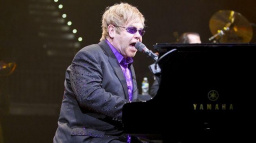 Elton John slaví narozeniny, oslava bude jistě divoká