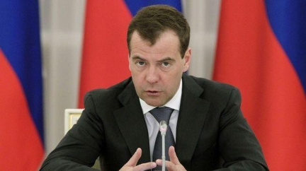Medveděv se propadl s kolonou na promáčené venkovské silnici