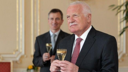 90 procent lidí chce omezit výdaje na prezidentskou kampaň