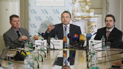 Ministr školství Dobeš již předal Nečasovi svou demisi
