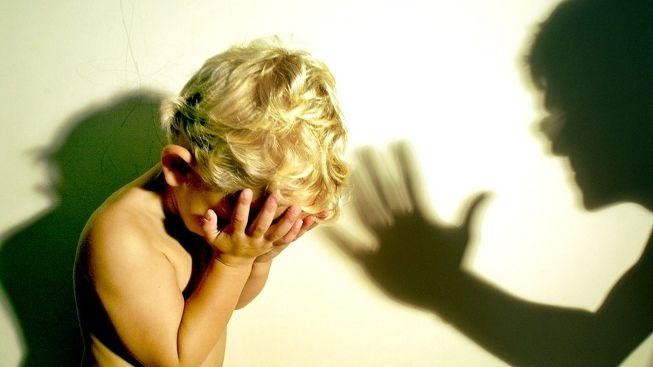 Úřady řešily loni 7525 kauz týrání a zneužívání, 28 dětí zemřelo