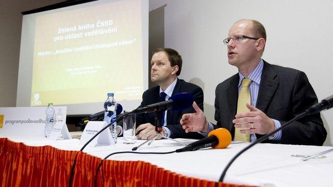 Sliby ČSSD: zvýšíme platy učitelům a změníme maturity