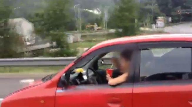 Žena za volantem s hůlkami v ruce!