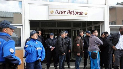 Muž na skútru zastřelil 4 lidi před synagogou, tři z nich děti