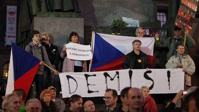 Zapalujte auta, protesty jsou nanic, radí poslanec