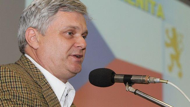 Exministr Tlustý sleduje boj o přežití vlády a ukazuje na zrádce