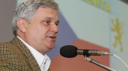 Exministr Tlustý sleduje boj o přežití vlády a ukazuje na zrádce