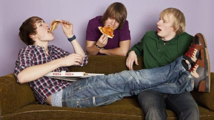 Mladým mužům je jedno, co jedí. Hlavně že je to levné