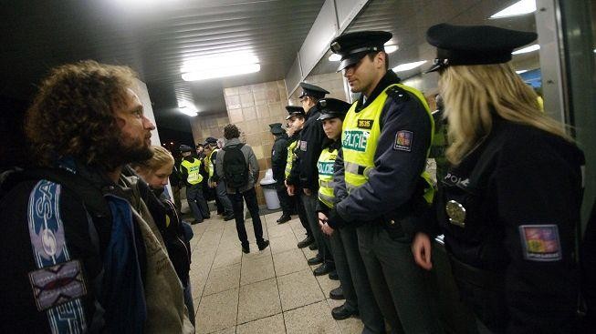 Během včerejších protivládních protestů došlo k napadení reportéra ČT