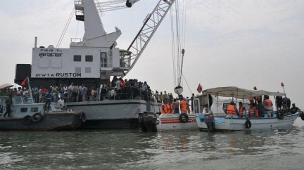 Nehoda trajektu v Bangladéši: 105 lidí zahynulo