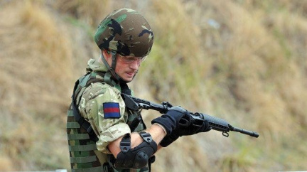 Princ Harry nesmí do hospody. Prioritou jsou vojenské povinnosti