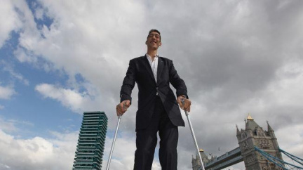 Nejvyšší muž (251cm) světa přestal růst