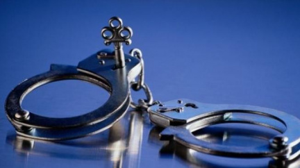 Podezřelý muž byl na služebně brutálně znásilněn policejní jednotkou. Poté zemřel