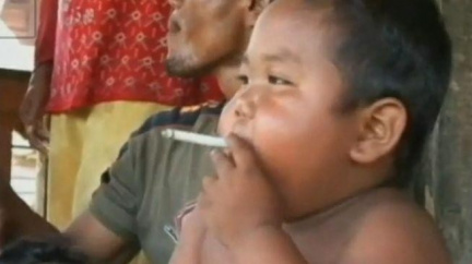 Chlapec (8) bez cigaret vyšiluje, dává dvě krabičky denně